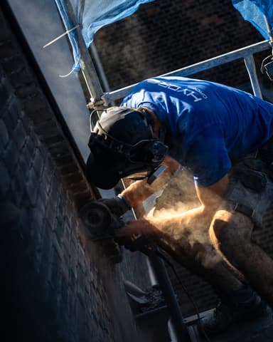 Verweerd voegwerk aan achtergevel voor herstel bij conserveren metselwerk in Rotterdam door Hydro Groep