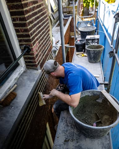 Detail nieuw voegwerk op hoek van gevel bij conserveren metselwerk in Rotterdam door Hydro Groep