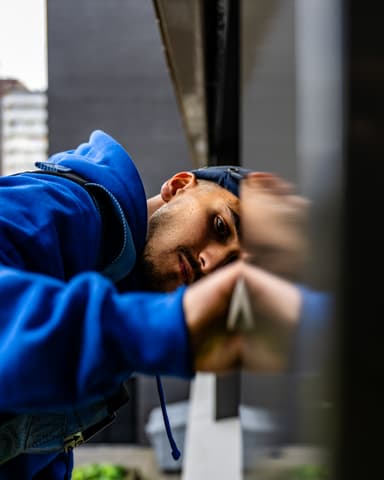 Medewerkers plakken kozijnen af voor reiniging van schoolgebouw Driestar Wartburg in Rotterdam