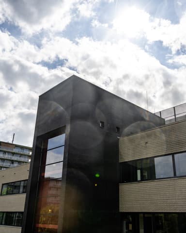 Conserveren kunststof kozijn met spons en PreCare RenoCoat bij Driestar Wartburg in Rotterdam