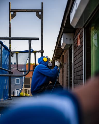 SteamPlus stoomreiniging van metselwerk tijdens conserveren van gevel in Sommelsdijk door Hydro Groep