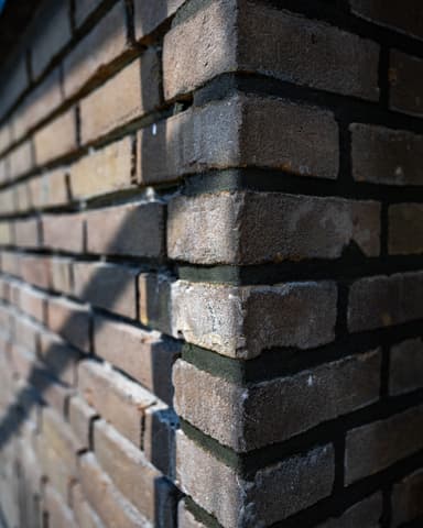 Woning met steiger en blauw gaas aan voorgevel voor conserveren metselwerk in Dordrecht
