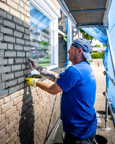 Nieuwe geglazuurde raamdorpel met vers voegwerk boven raam bij conserveren metselwerk Dordrecht