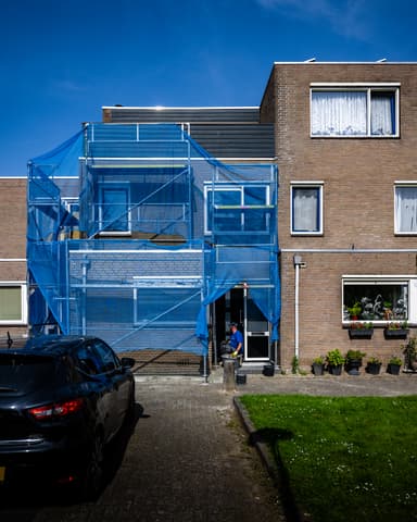 Gerenoveerd houten raamkozijn met nieuw kitwerk bij conserveren metselwerk in Dordrecht