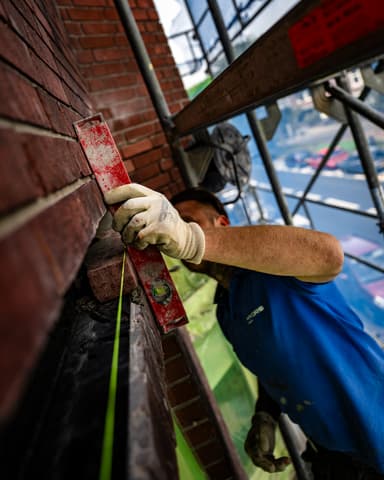 Close-up vervuild golfplaat oppervlak met alg en mos voorafgaand aan betonreparatie in Den Haag