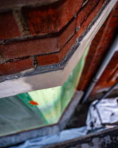 Achtergevel van VvE-pand voor aanvang werkzaamheden betonreparatie in Den Haag