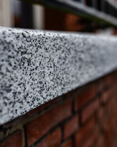 Beschadigde betonnen dorpel boven raamkozijn voorafgaand aan betonreparatie VvE in Den Haag