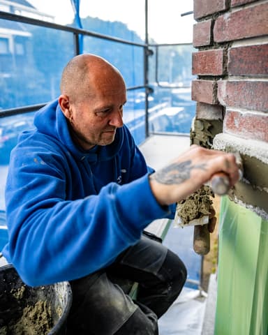 Detail van afgewerkte granito dorpel na betonreparatie VvE aan pand in Den Haag