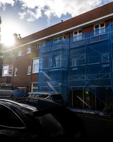Opgeleverde granito dorpel met hekwerk op balkon na betonreparatie VvE in Den Haag