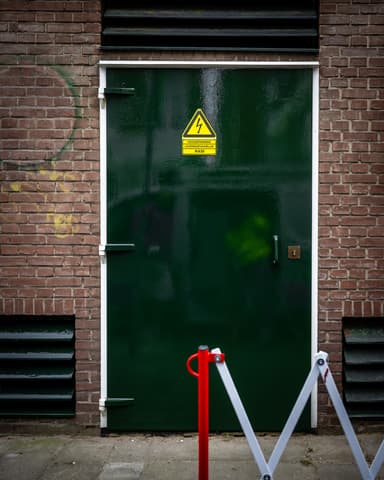 Medewerker reinigt Stedin gebouw met stoom en grote stoomwolk in Rotterdam Den Haag