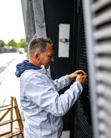 Detail hogedrukreiniging op wasbeton oppervlak met graffitiresten voor Stedin Rotterdam Den Haag