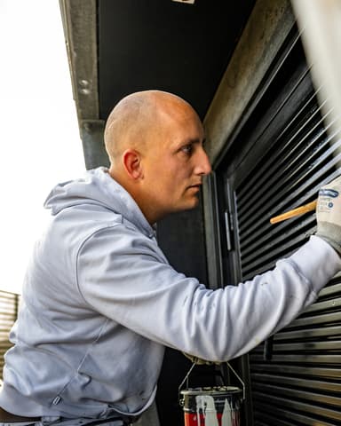 Schoon Stedin transformatorhuis na graffitiverwijdering door Hydro Groep in Rotterdam Den Haag