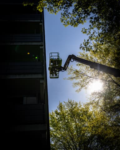 Afwerken van betonreparatie met spons op kopgevel Meulemansflat in Tilburg door Hydro Groep