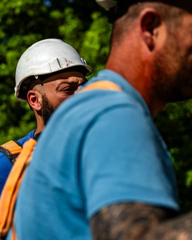 Herstelde betonband in gevel na betonreparatie Meulemansflat in Tilburg door Hydro Groep
