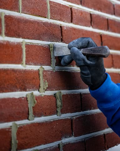 Close-up platvol nagestreken voegwerk op rode bakstenen bij conserveren metselwerk in Vlaardingen