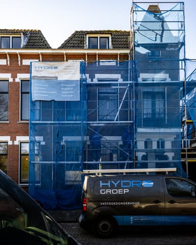 Detail afgewerkt nieuw voegwerk op rode bakstenen gevel na conserveren metselwerk in Vlaardingen