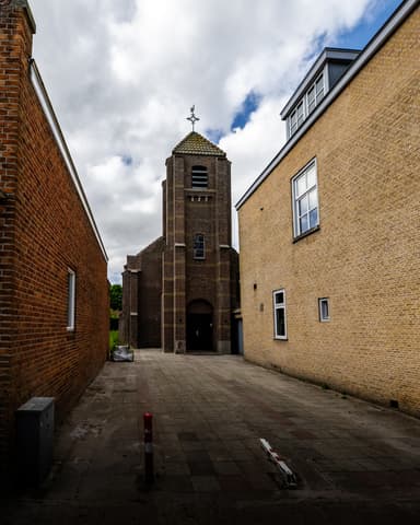 Team bereidt materialen voor bij Hydro Groep bus voor kerk tijdens conserveren metselwerk Willemstad