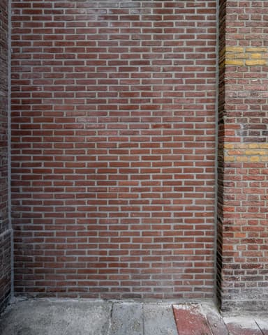 Medewerker voegt kerktoren op steiger met dorpzicht bij conserveren metselwerk H Maagd Maria Kerk Willemstad
