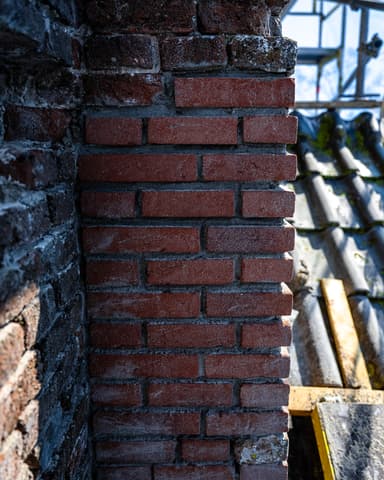 Straatbeeld met kerk op achtergrond in Willemstad centrum tijdens conserveren metselwerk H Maagd Maria Kerk