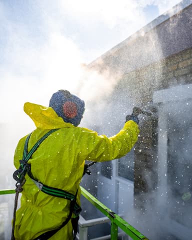 SteamPlus gevelreiniging met hoogwerker bij appartementencomplex in Ridderkerk door Hydro Groep