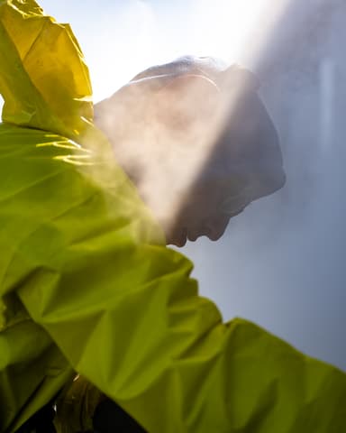 Medewerker reinigt gevel met stoomlans vanaf hoogwerker bij VvE-pand in Ridderkerk