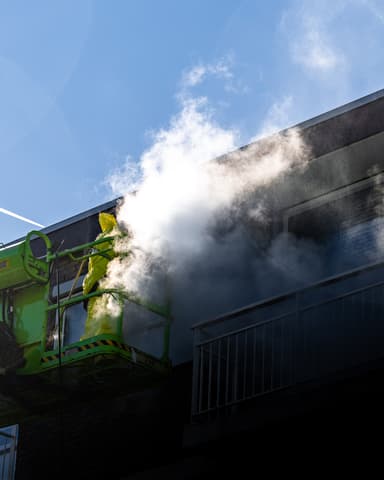 Hydro Groep medewerker in beschermkleding tijdens conserveren van metselwerk in Ridderkerk