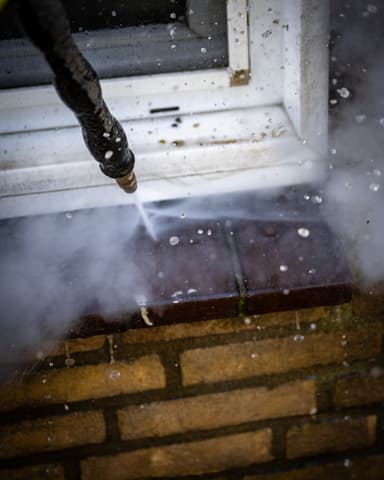Overzicht appartementencomplex in Ridderkerk met hoogwerker tijdens gevelreiniging door Hydro Groep