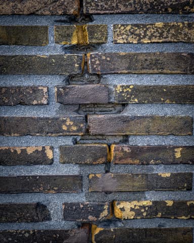 Vakman brengt coating aan op balkonvloer vanaf bovenaf in Rotterdam door Hydro Groep