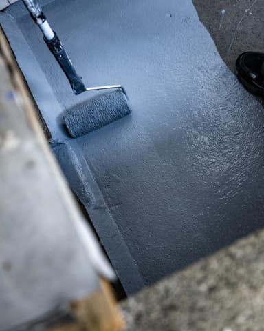 Hogedrukreiniging van donkere kopgevel met spuitlans in Rotterdam uitgevoerd door Hydro Groep