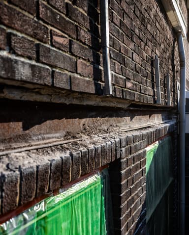 Twee Hydro Groep medewerkers met gehoorbescherming tijdens constructief onderhoud in Rotterdam