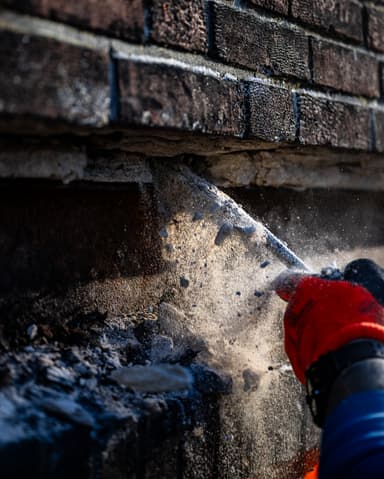 Specie op troffel klaar voor metselwerk detail in Rotterdam tijdens constructief onderhoud door Hydro Groep
