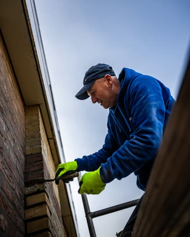 Nieuwe stenen in tandverband gemetseld in gevel in Capelle aan den IJssel door Hydro Groep