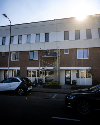 Afwerken voegwerk met de hand bij nieuwe stenen in Capelle aan den IJssel door Hydro Groep