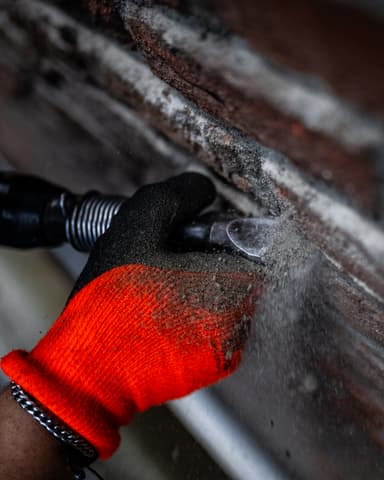 Nieuw voegwerk platvol nagestreken in rood metselwerk in Rhoon door Hydro Groep