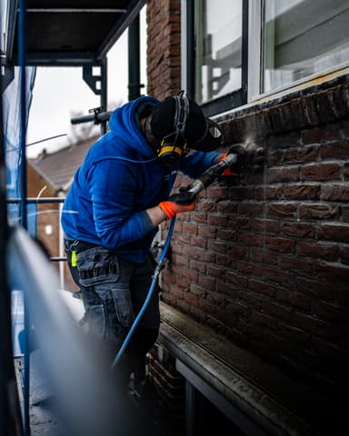 Kozijndetail voorzijde woning voor reiniging in Rhoon tijdens conserveren metselwerk door Hydro Groep