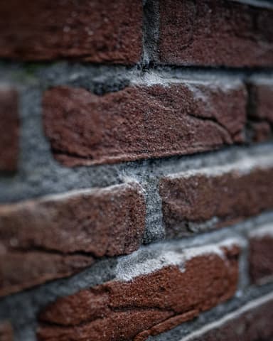 Vakman hakt voegwerk uit met boorhamer en beschermkleding in Rhoon door Hydro Groep