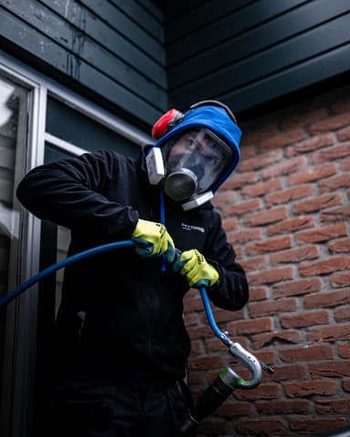 Handmatig uithakken voegwerk met beitel in Rhoon tijdens conserveren metselwerk door Hydro Groep