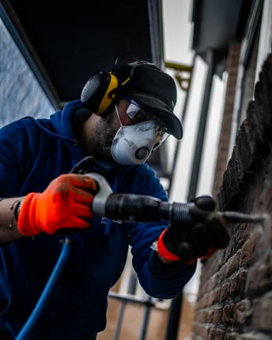 Detail nieuw voegwerk in rood metselwerk na afwerking in Rhoon door Hydro Groep