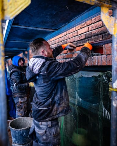 Detail lateiherstel met nieuw metselwerk en menieverf in Voorburg door Hydro Groep