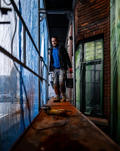 Detail inmetselen nieuwe stenen bij lateiherstel in Voorburg door Hydro Groep