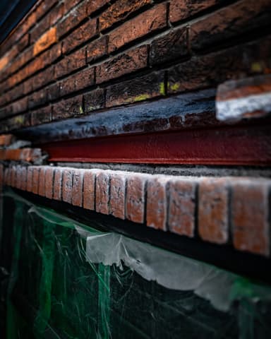 Handmatig invoegen bij vervangen stenen op gevel in Voorburg door Hydro Groep