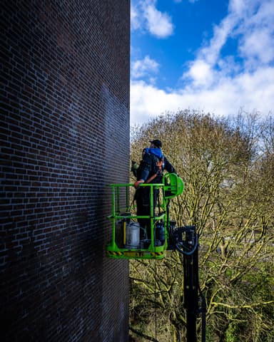 Stoomreiniging van gevel vanuit hoogwerker met stoomwolk in Rotterdam door Hydro Groep