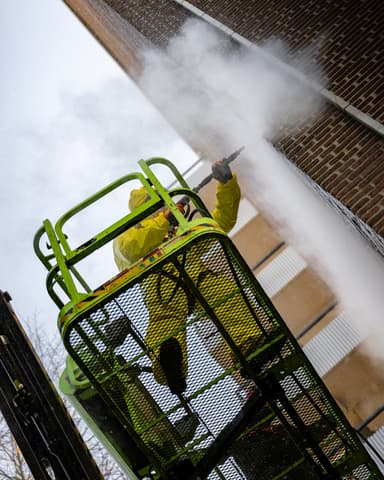 Conserveringsmiddel spuiten op zijgevel met spuitlans in Rotterdam door Hydro Groep