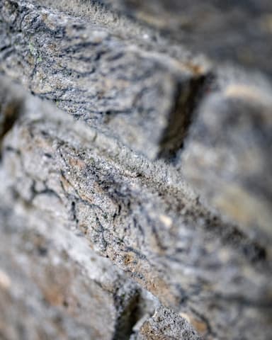 Uithakken oud voegwerk met beitel in zwart-wit detail in Bergschenhoek door Hydro Groep