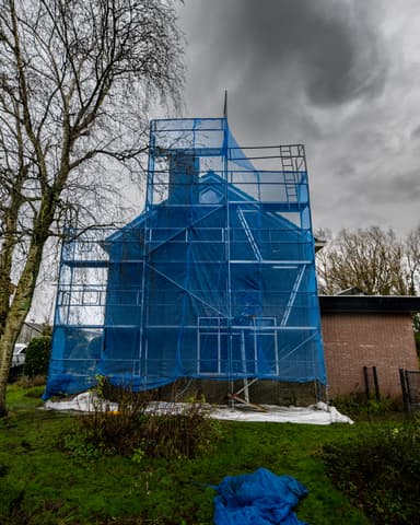 Verweerde voegen schoorsteen voor renovatie in Bergschenhoek tijdens conserveren metselwerk door Hydro Groep