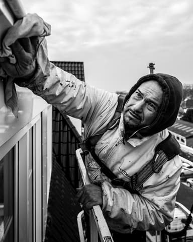 Reinigen daklijst met roterende borstel op hoogwerker in Oostvoorne door Hydro Groep