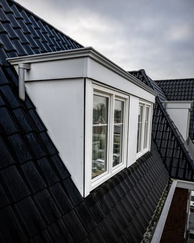 Kwast met druppels bij reinigen dakkapel met PreCare Cleanshine in Oostvoorne door Hydro Groep
