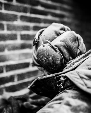 Vakman met stofmasker voegt gevel opnieuw in Hellevoetsluis tijdens conserveren metselwerk