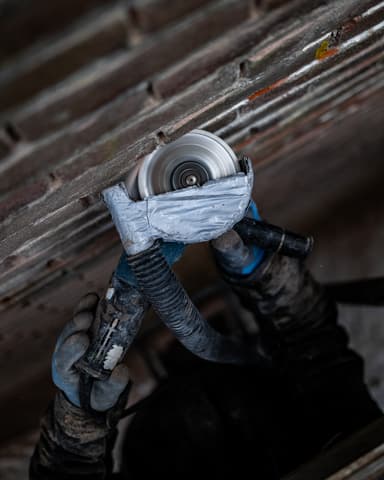 Stapel nieuwe stenen klaar voor vervanging op steiger in Hellevoetsluis door Hydro Groep