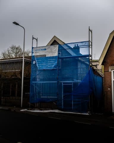 Specie op troffel tijdens voegwerkreparatie aan gevel in Hellevoetsluis door Hydro Groep